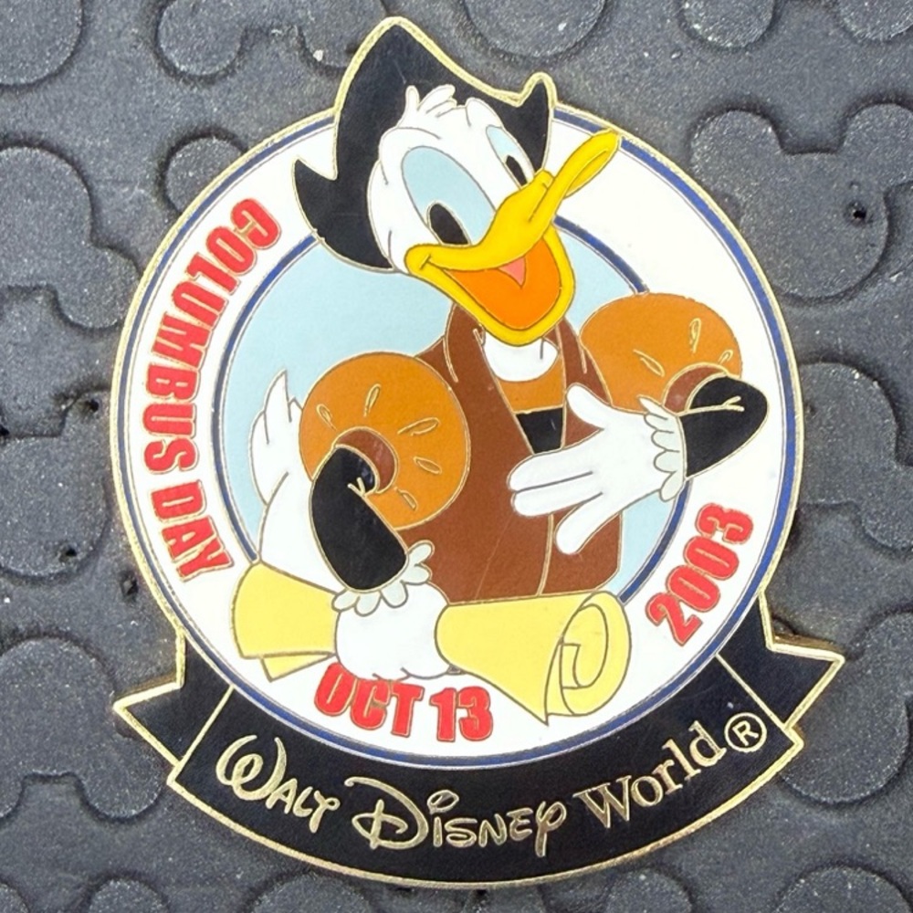 Disney parks Columbus Day 2003 Donald Duck limited edition 1500 trading pin VTG
